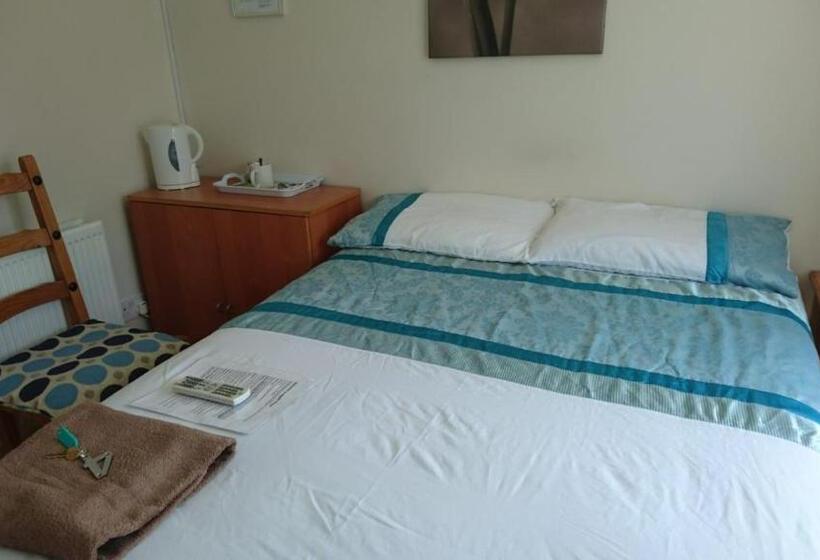 Номер Стандарт, Room In Guest Room   Double With Shared Bathroom Sleeps 1 2 Located 5 Minutes From Heathrow Dsbyr