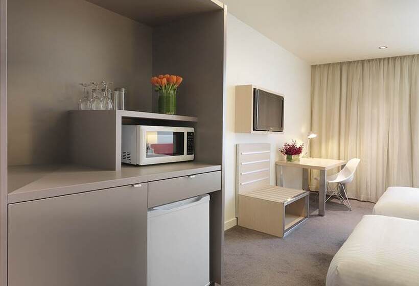 Номер Стандарт Трехместный, Travelodge Hotel Melbourne Docklands