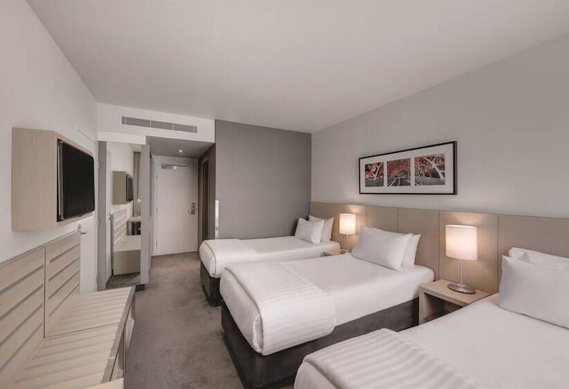 Номер Стандарт Трехместный, Travelodge Hotel Melbourne Docklands