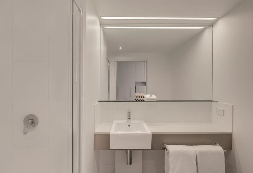 Номер Стандарт Трехместный, Travelodge Hotel Melbourne Docklands