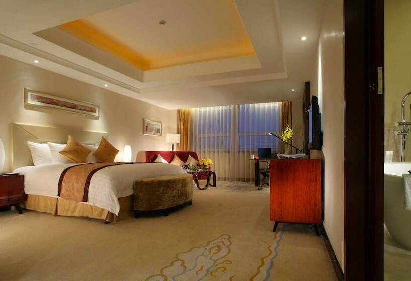 Номер Deluxe, New Century Grand Hotel Changchun