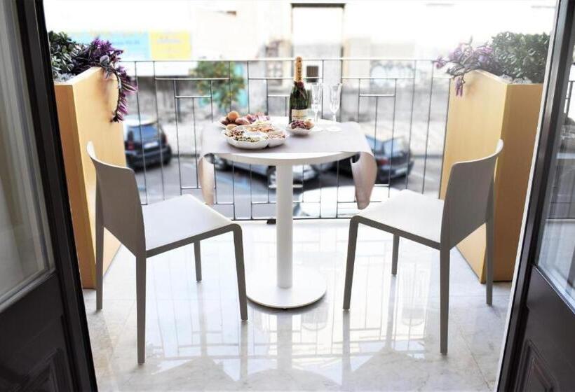 غرفة قياسية مزوَّدة بشُرفة, Catania Livings