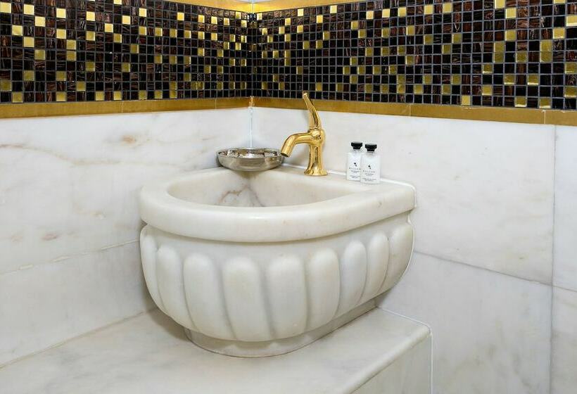 Номер Deluxe, Titanic Mardan Palace