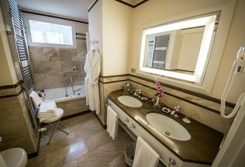 سوییت جونیور, Victoria Hotel Letterario