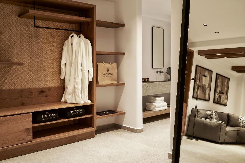 سوییت جونیور با چشم‌انداز استخر, Santanna Luxury Suites