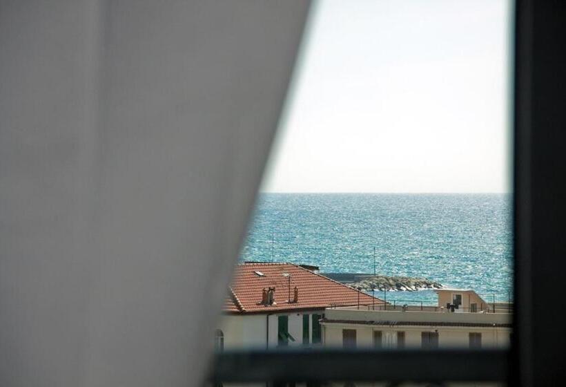 سوئیت جونیور با تراس, Globo Suite Correnti Hotels