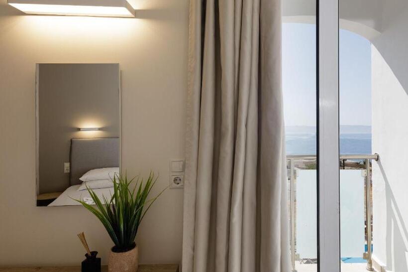 غرفة قياسية مطلّة علي البحر, Areti