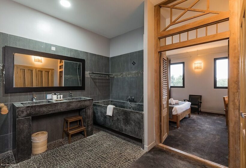 Номер Deluxe, Restaurant Spa Disini Montpellier Est, The Originals Relais