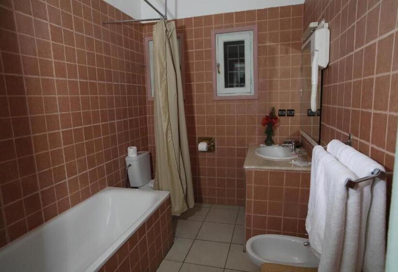 سوئیت جونیور با چشم‌انداز باغ, Hôtel Le Tinsouline