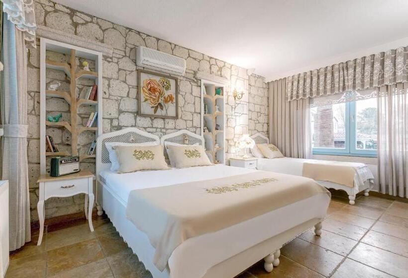 Трехместный Номер Стандарт Вид на Бассейн, Villa Fora