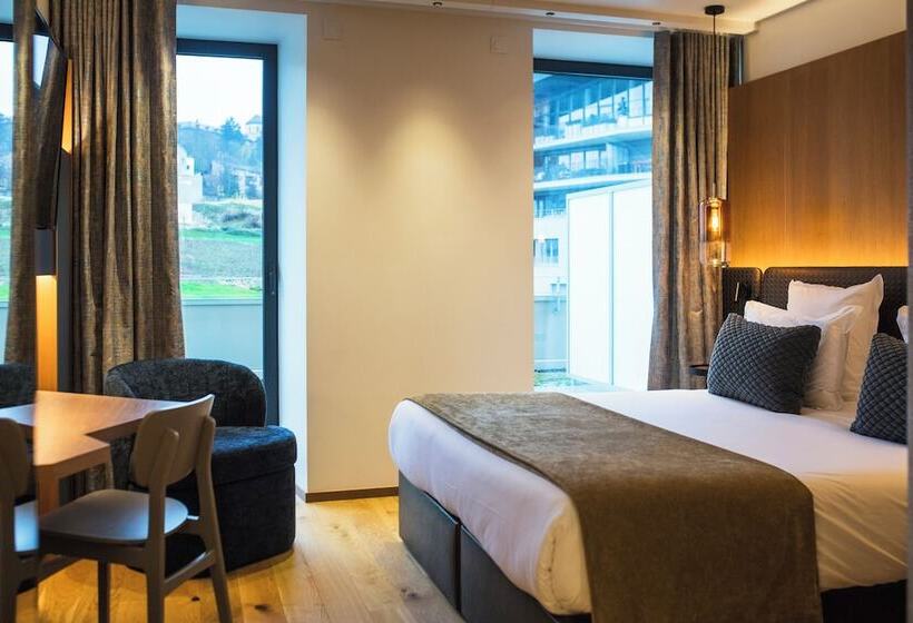 Superior room with lake view, Le Pelican