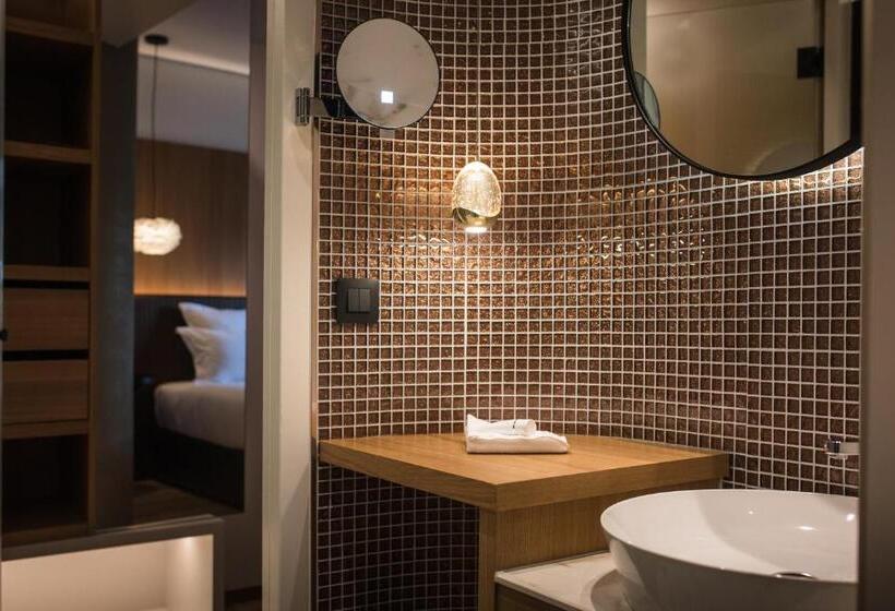 Superior room with lake view, Le Pelican