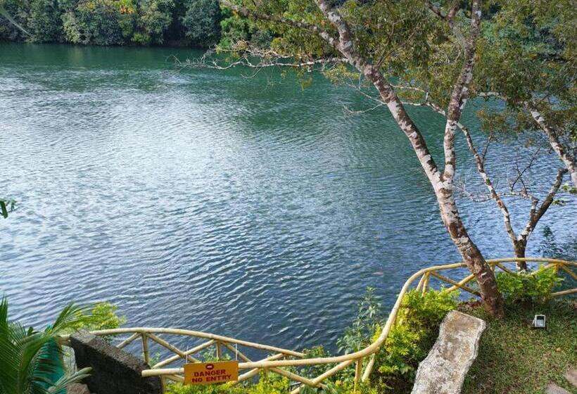 Suite with lake view, Thenmala Hormuz Inn