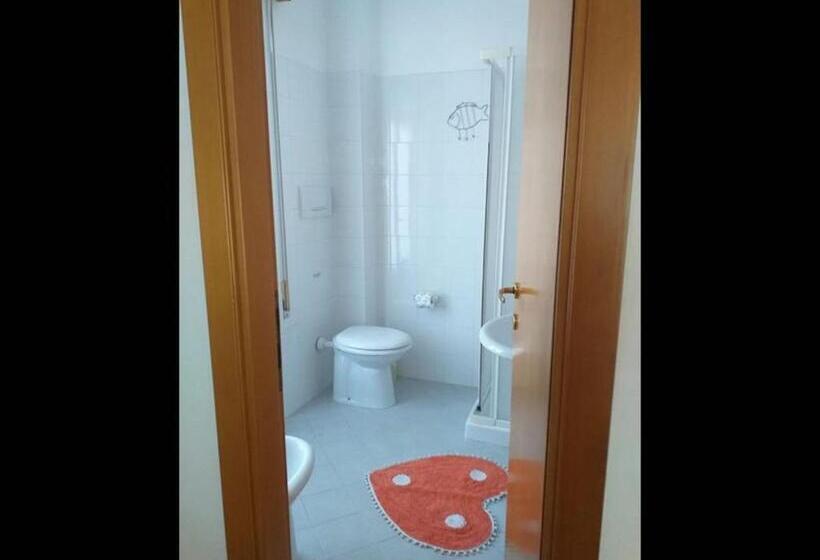 اتاق استاندارد یک نفره, Room In Bb   Quadruple Room In Pineto   Enjoy A Relaxing Holiday