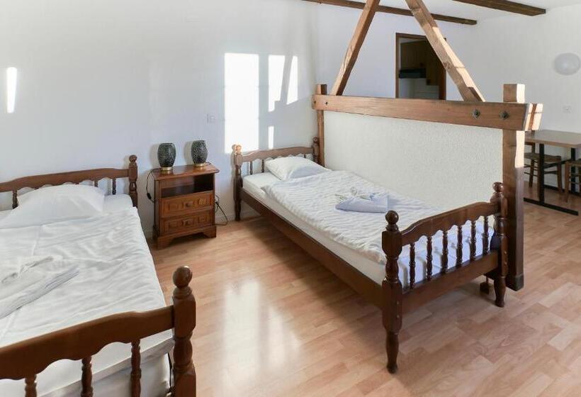 Студия Стандарт, Auberge Du Peu Péquignot