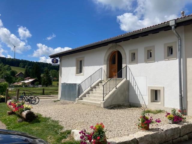 Апартаменты 3 Спальни, Auberge Du Peu Péquignot