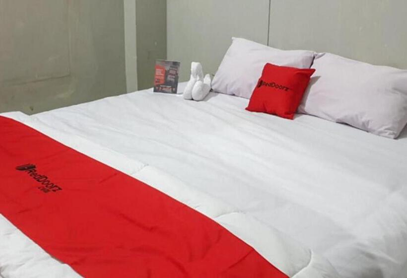 Номер Economy, Reddoorz @ Hotel Yaki Mamuju