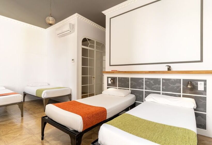 Четырехместный Номер Стандарт, Casa Gracia Barcelona   Hostel