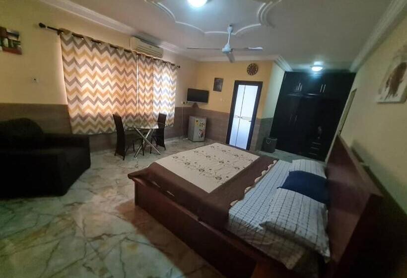 Номер Deluxe, Nesta Barron  Home Away From Home