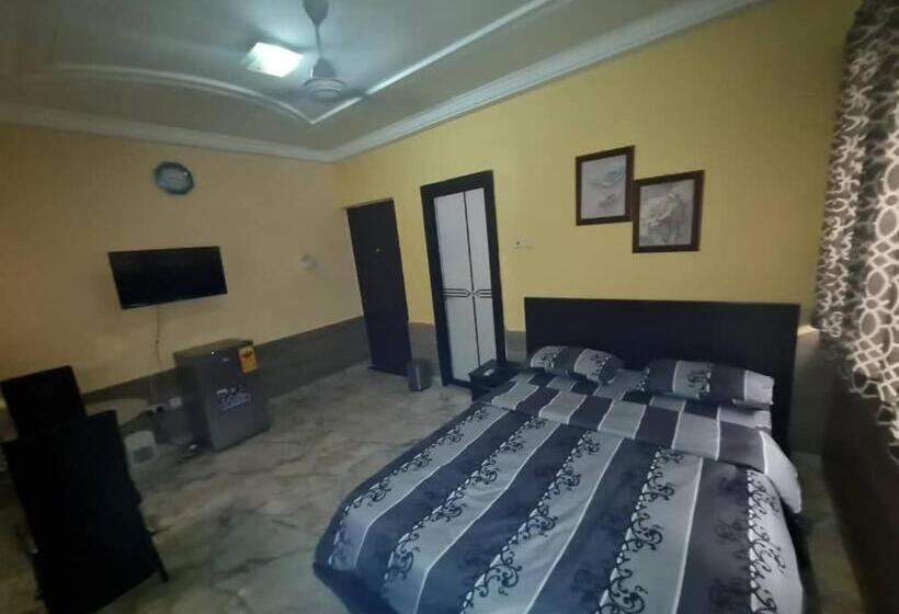 Номер бизнес-класса, Nesta Barron  Home Away From Home