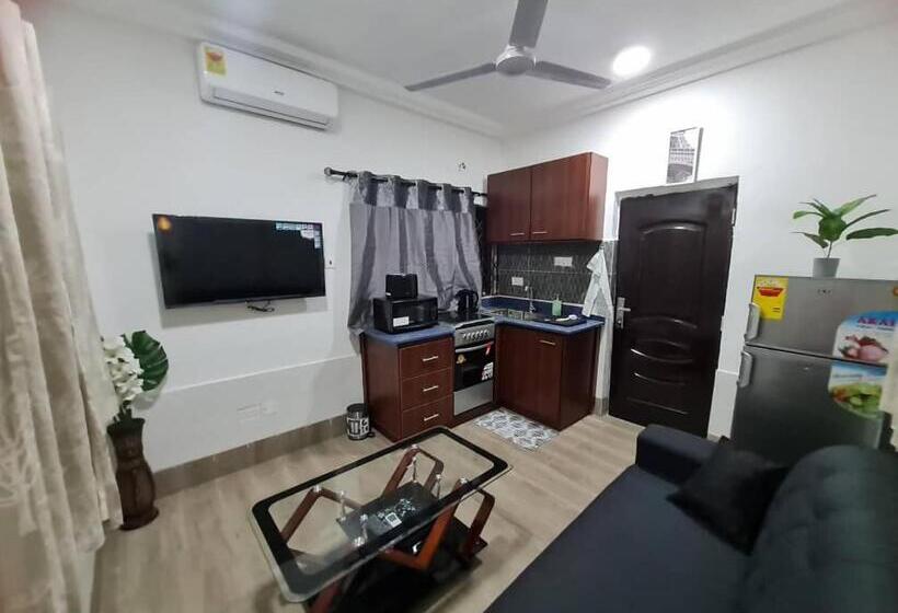 Апартаменты 1 Спальня Нижний Этаж, Nesta Barron  Home Away From Home