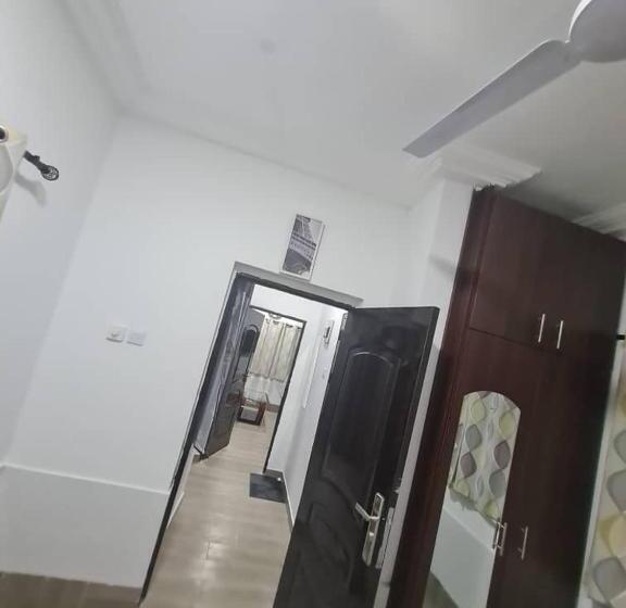 Апартаменты 1 Спальня Нижний Этаж, Nesta Barron  Home Away From Home