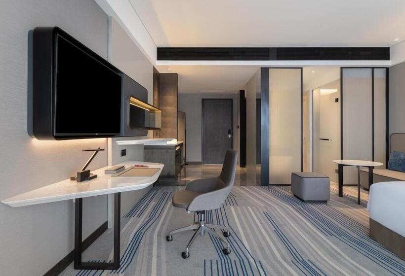 带大床的标准间, Crowne Plaza Xiamen Jimei Seaview, An Ihg Hotel Free Mini Bar