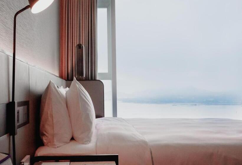 带大床的标准间, Crowne Plaza Xiamen Jimei Seaview, An Ihg Hotel Free Mini Bar