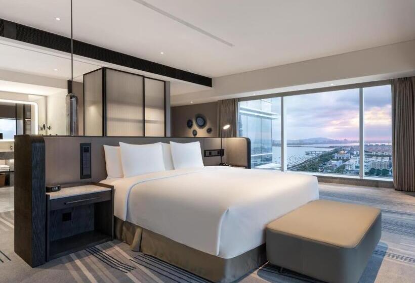 带大床的小型套房, Crowne Plaza Xiamen Jimei Seaview, An Ihg Hotel Free Mini Bar