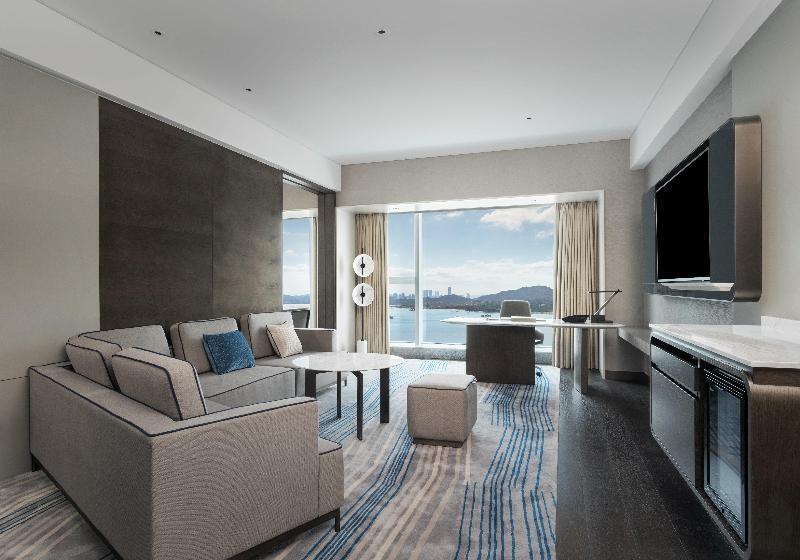 带大床的套房, Crowne Plaza Xiamen Jimei Seaview, An Ihg Hotel Free Mini Bar