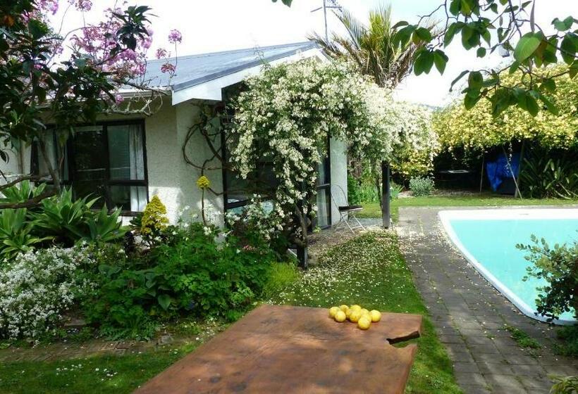 스탠다드 룸 풀장 전망, Ashcroft Gardens Bed & Breakfast