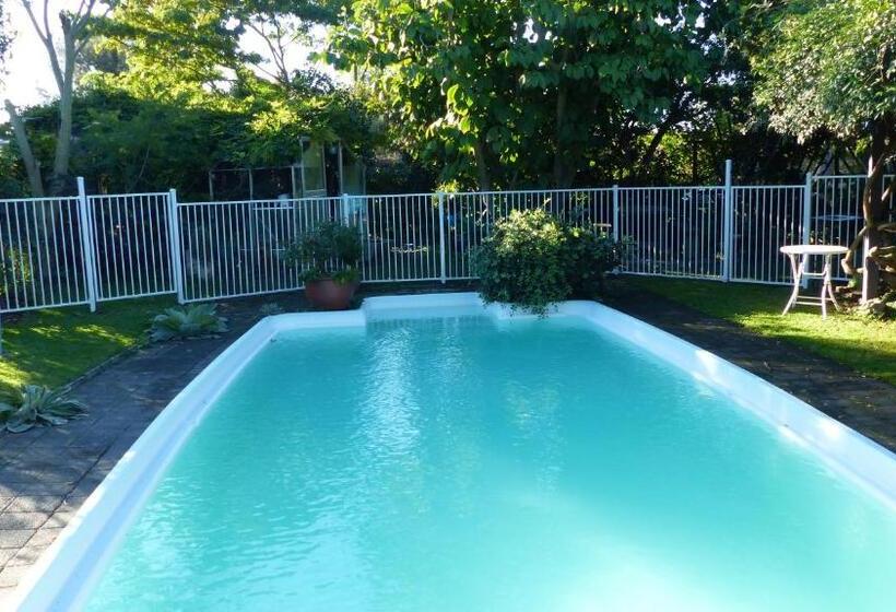 스탠다드 룸 풀장 전망, Ashcroft Gardens Bed & Breakfast