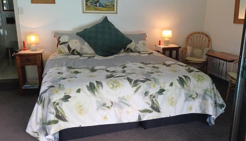스탠다드 룸 풀장 전망, Ashcroft Gardens Bed & Breakfast