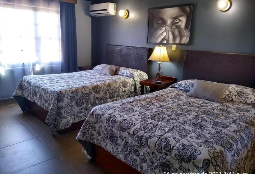 带2个双人床的标准工作室, Mision Santa Isabel
