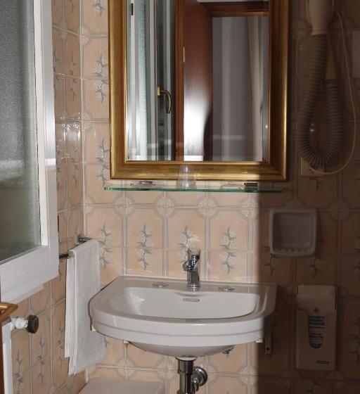 اتاق استاندارد چهار تخته, Albergo Basilea