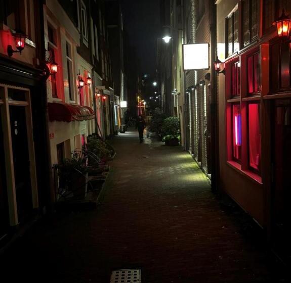 기본 4인룸 공용 욕실, Tourist Inn One Amsterdam