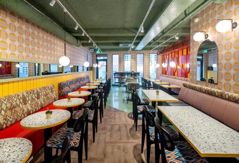기본 4인룸 공용 욕실, Tourist Inn One Amsterdam
