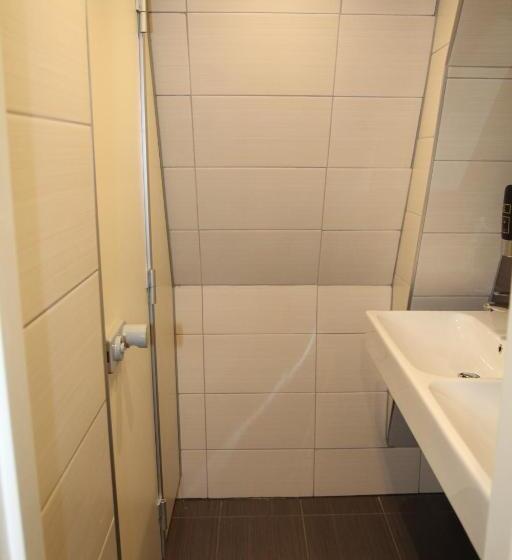 غرفة قياسية رباعية حمام مشترك, International Budget Hostel City Center