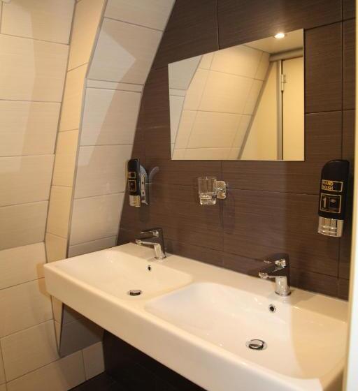 חדר סטנדרטי לארבעה עם חדר אמבטיה משותף, International Budget Hostel City Center