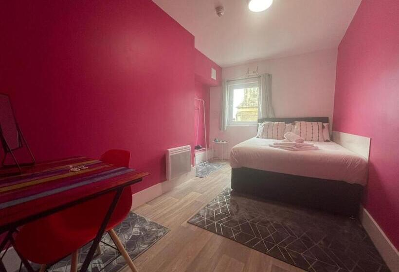 Quarto Estandar Banheiro Compartilhado, Neon 160