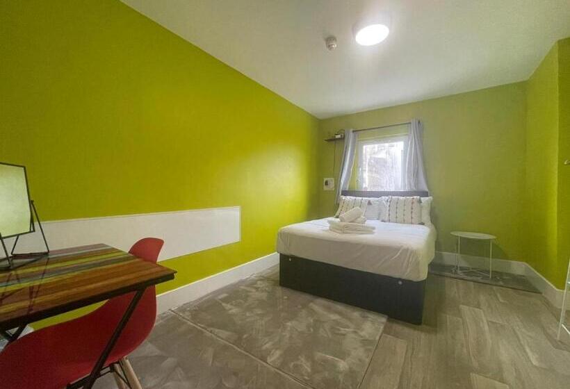 Quarto Quadruplo Estandar Banheiro Compartilhado, Neon 160
