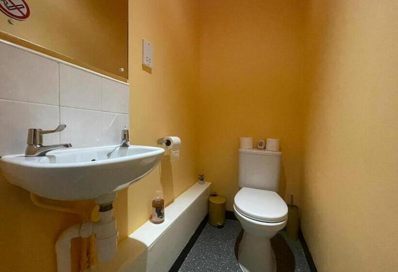 Quarto Quadruplo Estandar Banheiro Compartilhado, Neon 160