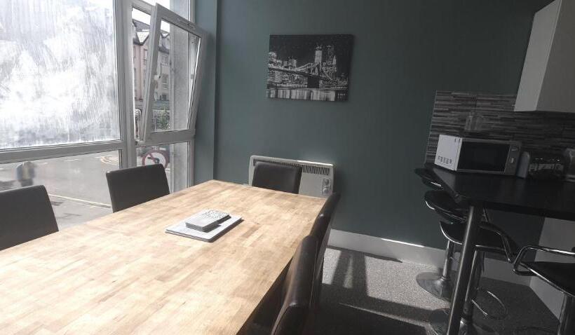 Quarto Triplo Estandar Banheiro Compartilhado, Neon 160