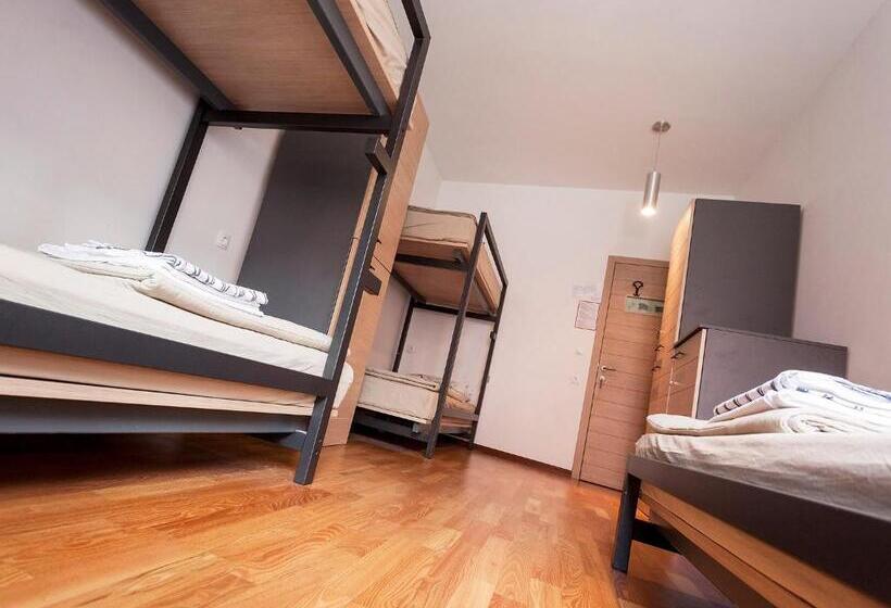 共用房间的床, Hostel Situla