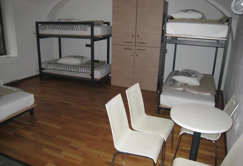 四人标准间, Hostel Situla