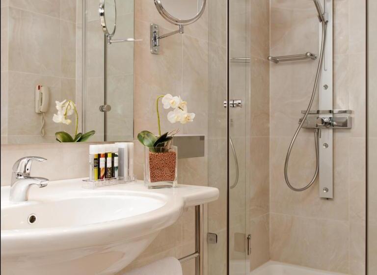 اتاق خانوادگی, Chloe Luxury