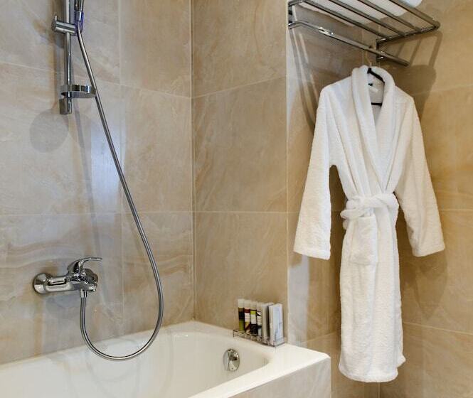 اتاق خانوادگی, Chloe Luxury