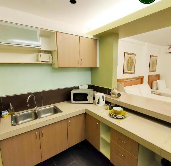 Quarto Triplo Estandar, Omar Bb Studio