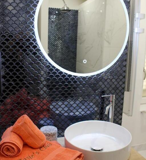 Quarto Estandar, Rosie S Club