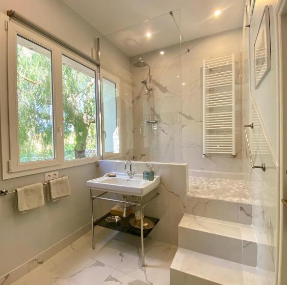 اتاق لوکس با تخت بزرگ, Domaine Des Encourdoules